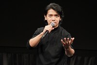 ジェスチャーを交えてFANY GAMESの事業内容を説明する雰囲気を出す野田クリスタル。