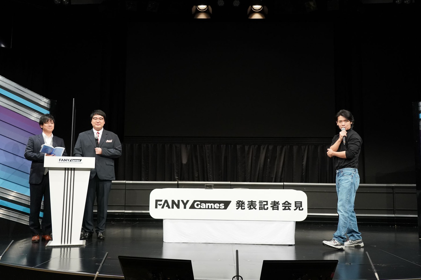 腕を組みながらゆっくりと登場した野田クリスタル。