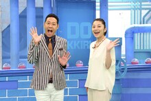 東野幸治と小池栄子。(c)フジテレビ