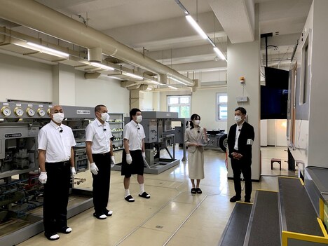 地下鉄のシミュレーターで行われたロケの様子。(c)HBC