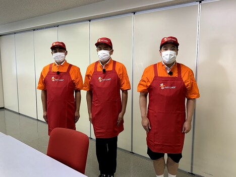 セイコーマートの店内調理コーナー「ホットシェフ」のユニフォームを着る（左から）錦鯉・長谷川、タカアンドトシ。(c)HBC