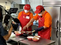 タカアンドトシ・タカ（右）がホットシェフのカツ丼作りに挑むワンシーン。(c)HBC