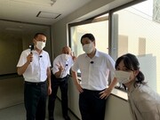 タカアンドトシと錦鯉・長谷川（左から2人目）、日下怜奈アナ（右端）。(c)HBC