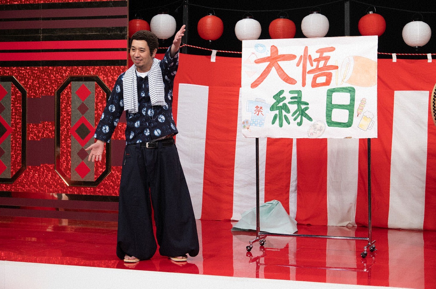 千鳥ノブを「大悟縁日」へといざなう“縁日大悟郎”。(c)テレビ朝日