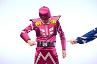 高額な衣装の仕掛けを披露するキャプテン・マクハリ。