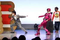 キャプテン・マクハリの力で次の現場まで飛んでいく宇宙コーナーライブMCのツジイウソツカナイ。（左）。