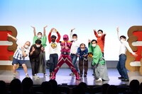 ポーズを取るキャプテン・マクハリと幕張イロモンスターズ。