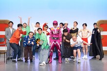 ポーズを取るキャプテン・マクハリと、幕張イロモンスターズ、ジ・アイロンヘッド、宇宙コーナーライブMCのツジイウソツカナイ。。