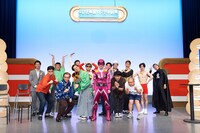 ポーズを取るキャプテン・マクハリと、幕張イロモンスターズ、ジ・アイロンヘッド、宇宙コーナーライブMCのツジイウソツカナイ。。