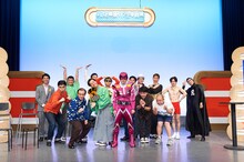 ポーズを取るキャプテン・マクハリと、幕張イロモンスターズ、ジ・アイロンヘッド、宇宙コーナーライブMCのツジイウソツカナイ。。