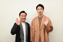 新番組「ウラ撮れちゃいました」でMCを務めるかまいたち。(c)テレビ朝日