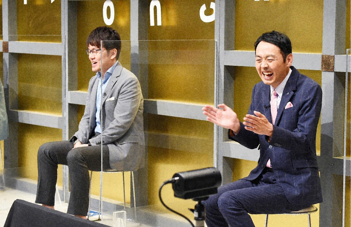 土田晃之（左）とアンガールズ田中（右）。