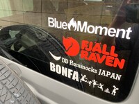 Blue Momentステッカー（車用）の使用例。