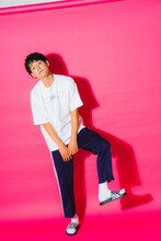 HASE2のアイテムを着用したコウテイ九条。