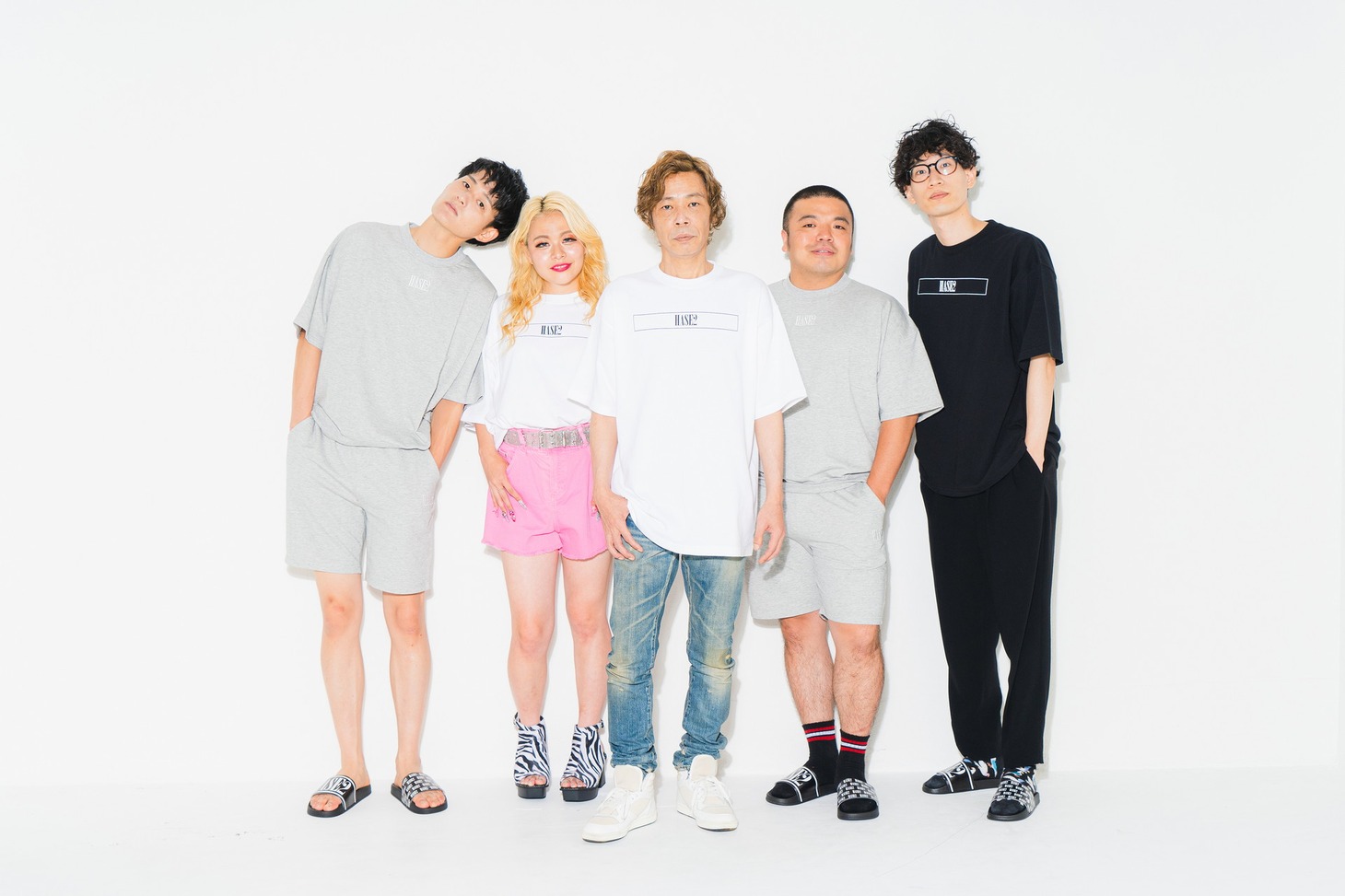 HASE2のアイテムを着用した（左から）コウテイ九条、エルフ荒川、ティーアップ長谷川、セルライトスパ大須賀、もりやすバンバンビガロ。