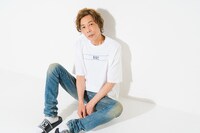 HASE2のアイテムを着用したティーアップ長谷川。