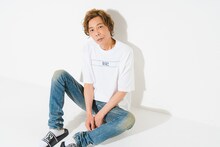 HASE2のアイテムを着用したティーアップ長谷川。