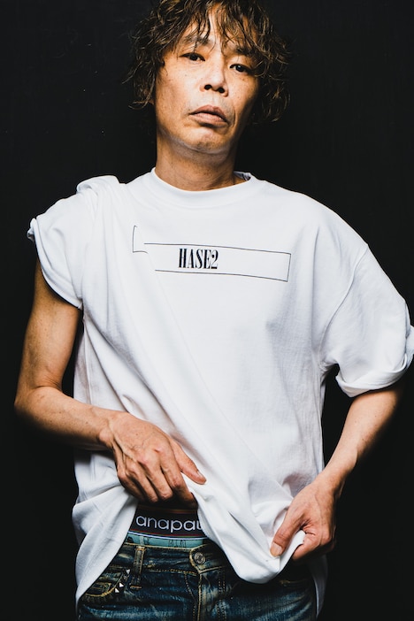 HASE2のアイテムを着用したティーアップ長谷川。