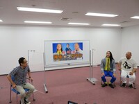 福永俊介アナとトム・ブラウン。(c)STV