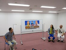 福永俊介アナとトム・ブラウン。(c)STV