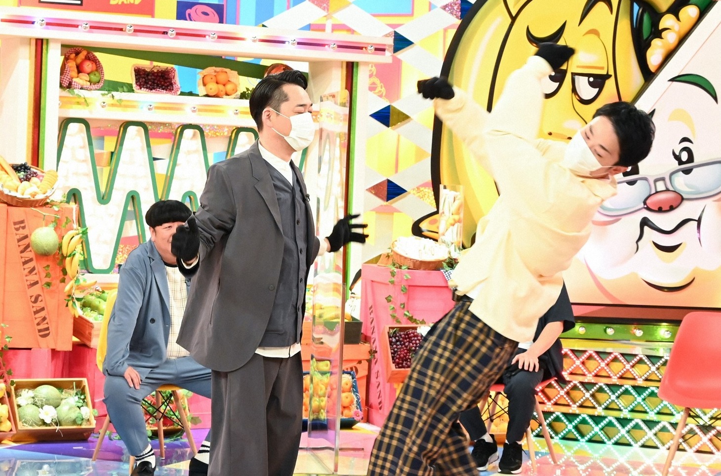 （手前左から）バナナマン設楽、かまいたち濱家。(c)TBS