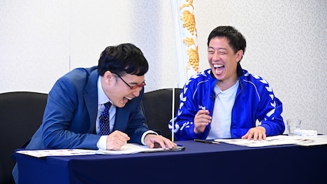 左から南海キャンディーズ山里、さらば青春の光・森田。