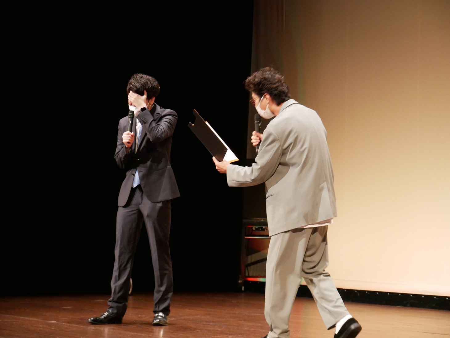 審査を悩むサラリーマン川西氏（左）。