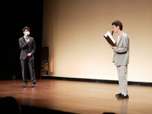 左からサラリーマン川西氏、モグライダー芝。