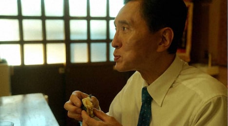 おにぎりを味わう井之頭五郎。(c)テレビ東京