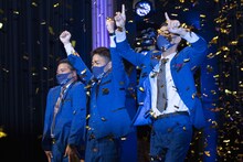 初恋クロマニヨンの優勝が発表された場面。(c)QAB