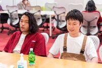 取材に応じる見取り図。