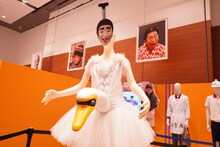 「志村けんの大爆笑展」に展示されている白鳥衣装。(c)イザワオフィス / フジテレビ