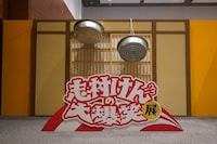 「志村けんの大爆笑展」の写真撮影スポットとなっている「タライ落とし」のセット。(c)イザワオフィス / フジテレビ