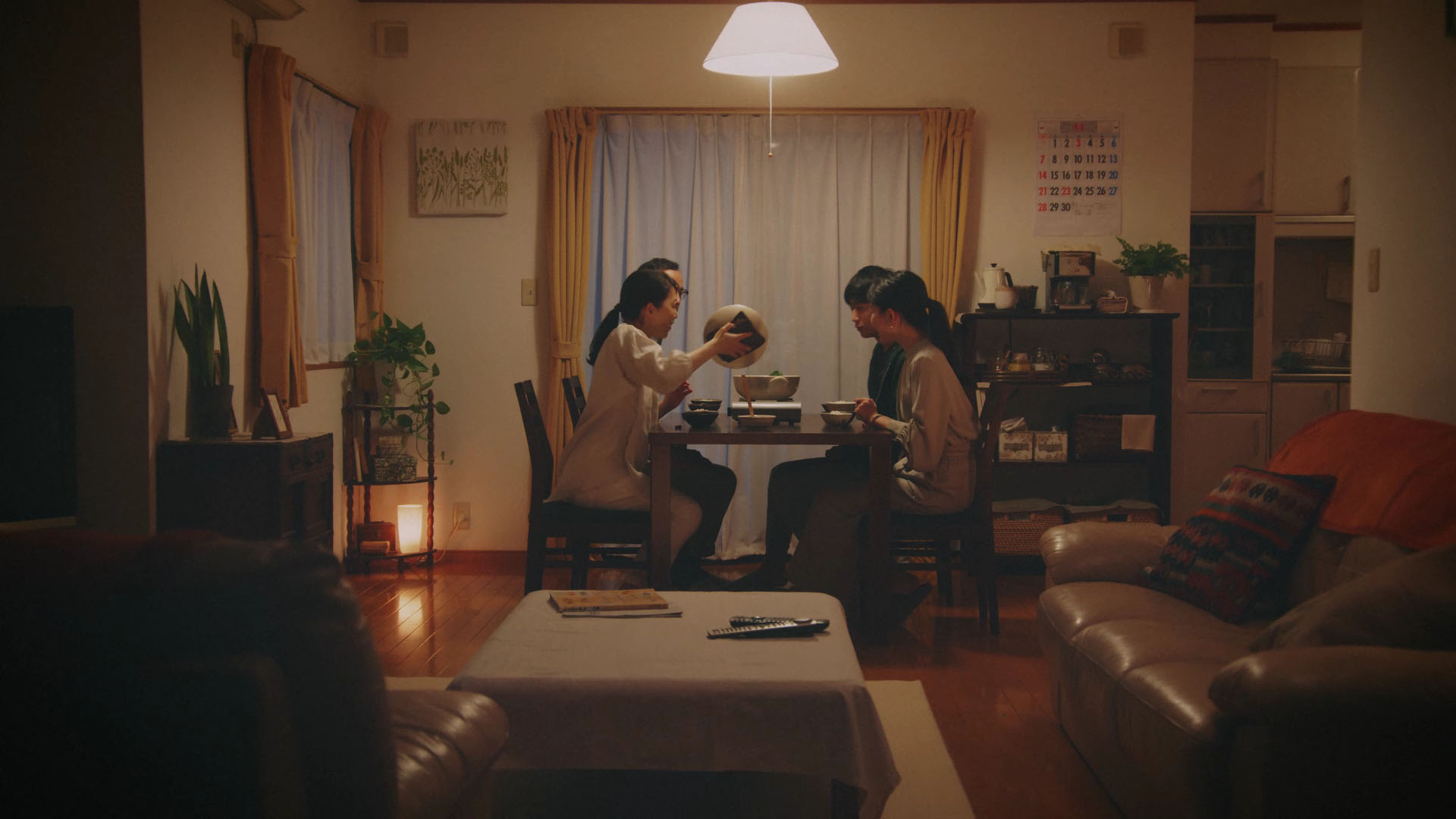 CM「博多もつ鍋スープ【久しぶりの家族鍋篇』」より。