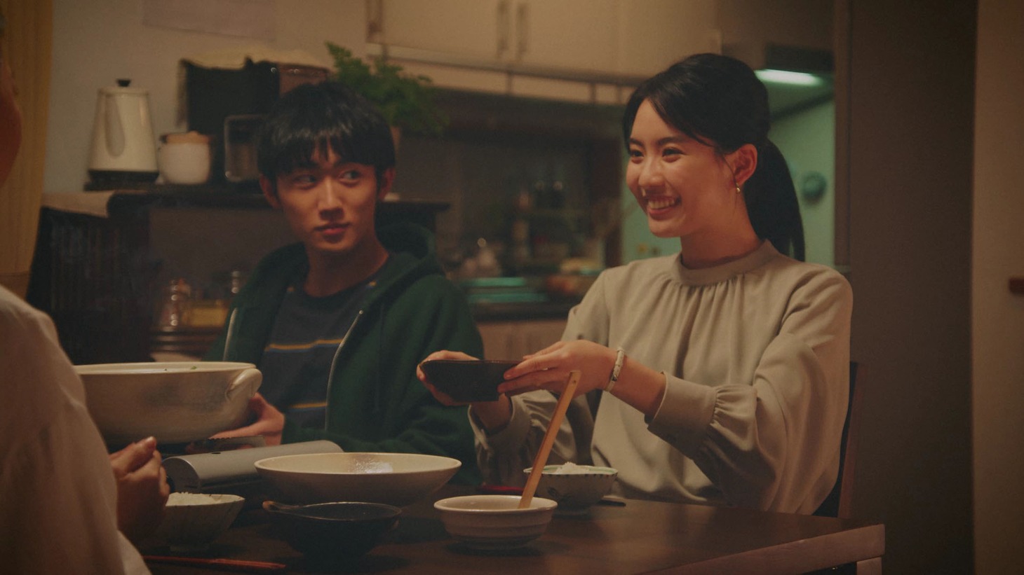 CM「博多もつ鍋スープ【久しぶりの家族鍋篇』」より。