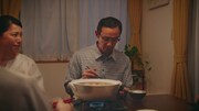 CM「博多もつ鍋スープ【久しぶりの家族鍋篇』」より。