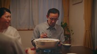 CM「博多もつ鍋スープ【久しぶりの家族鍋篇』」より。