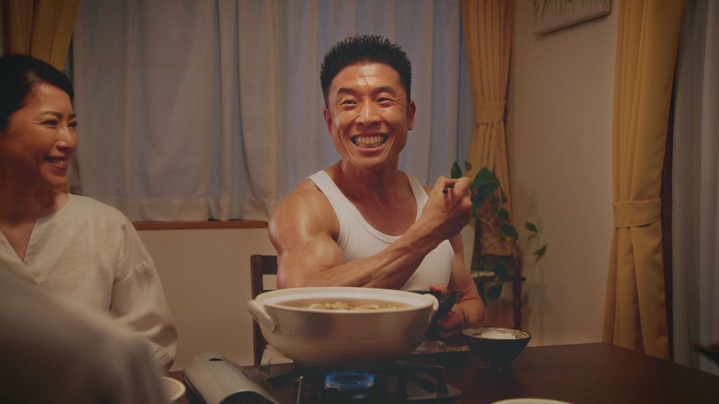 CM「博多もつ鍋スープ【久しぶりの家族鍋篇』」より。