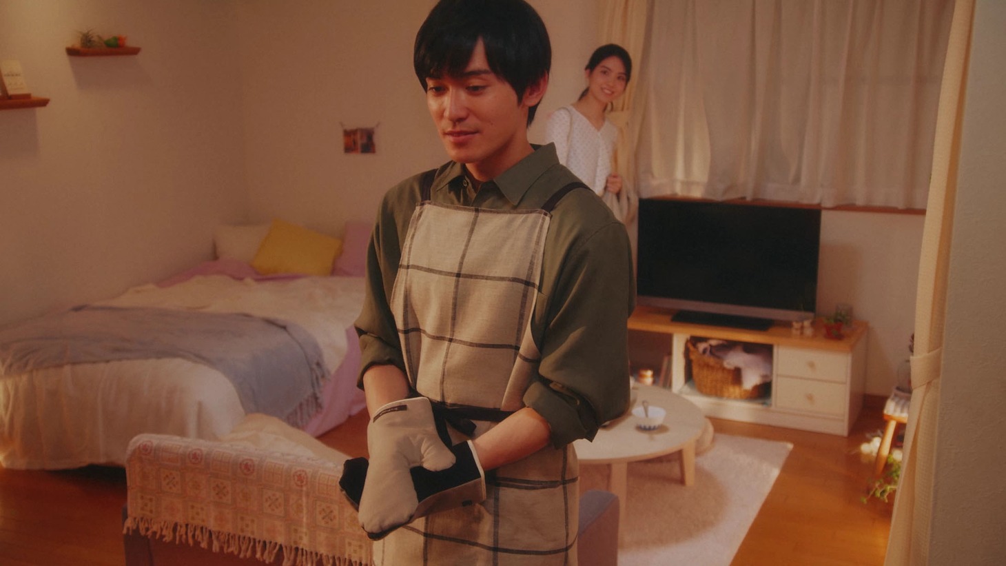 CM「キムチ鍋スープ『プロポーズ篇』」より。