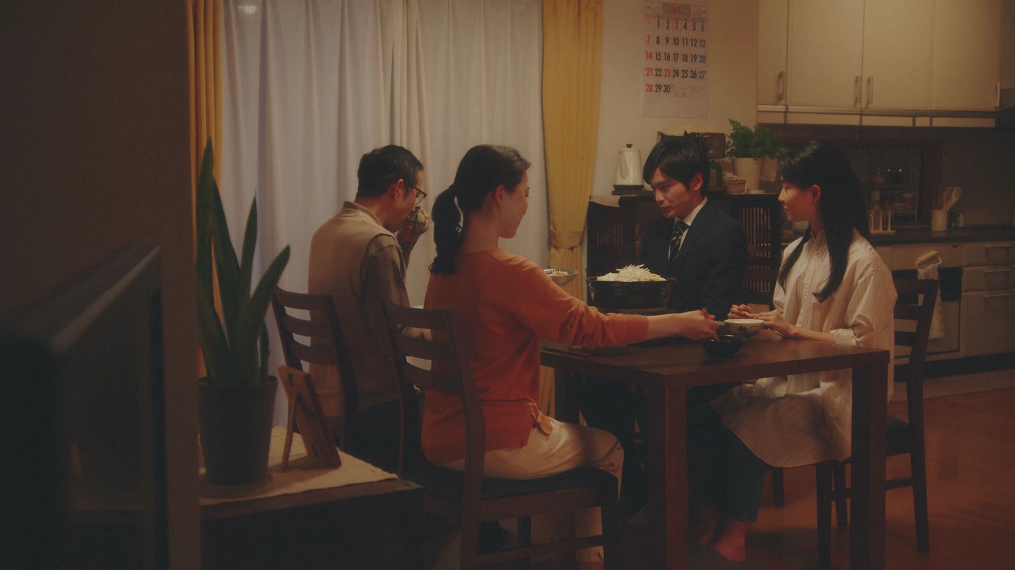 CM「もやし鍋スープ＆白菜鍋スープ『両親へのご挨拶篇』」より。