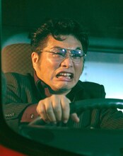 松尾諭演じる、陣内のヤクザ時代の兄弟分・さとし。