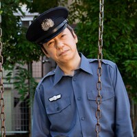 板尾創路演じる夜勤部長。