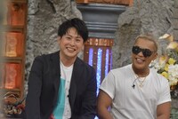 左から山下健二郎、ELLY。(c)読売テレビ