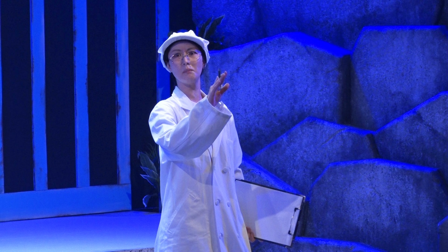 DVD「鳥居みゆき単独ライブ 狂宴封鎖的世界『不動』」のワンシーン。