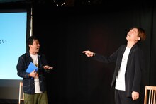 MCのさらば青春の光・森田（左）と、このライブに困惑している様子のアインシュタイン河井（右）。