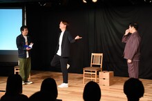 守谷日和の登場にリアクションするアインシュタイン河井（中央）。