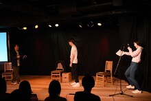 リアクションを取りながらさりげなく上着を脱ぐさまも華麗なアインシュタイン河井（中央）。