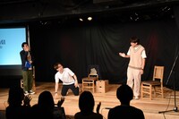 意外なゲストの登場に驚くアインシュタイン河井（中央）。