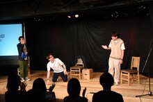 意外なゲストの登場に驚くアインシュタイン河井（中央）。