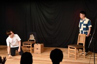 和牛・水田の登場に驚くアインシュタイン河井（左）。